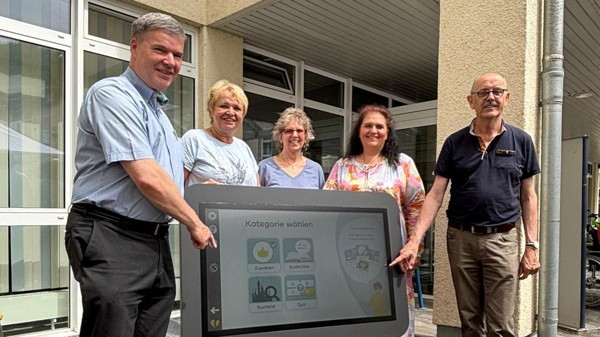 Hier bei der Präsentation: Lions-Präsident Alexander Humke, Kolping-Vorstand Christa D’Avis, Fördervereins-Vorstand Marion Persch, Stellv. Einrichtungsleiterin Alexandra Hirth und Geschäftsführer Michael Brahm (von links nach rechts)