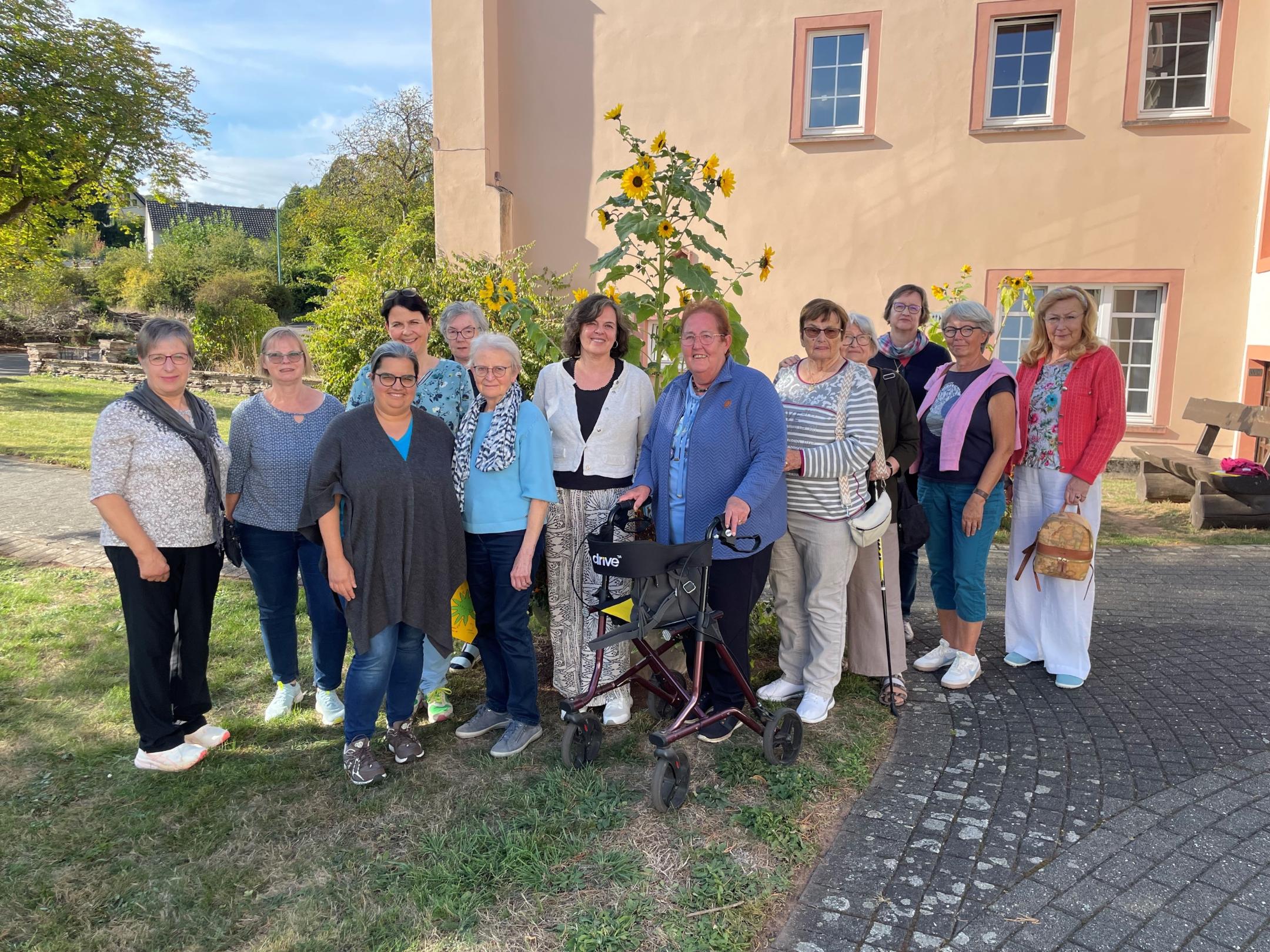 Gruppenbild (c) Kolpingwerk Trier Gruppenbild vor dem Kloster Springiersbach mit Sonnenblume