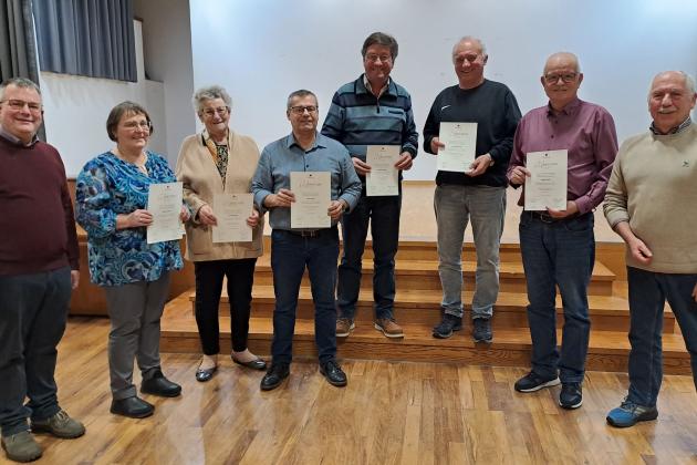 Mitglieder der Kolpingsfamilie zeigen ihre Urkunden mit der Ehrung