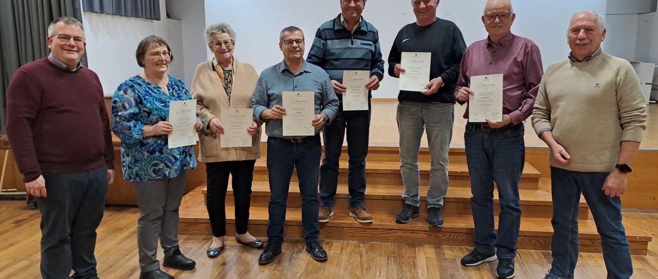 Mitglieder der Kolpingsfamilie zeigen ihre Urkunden mit der Ehrung