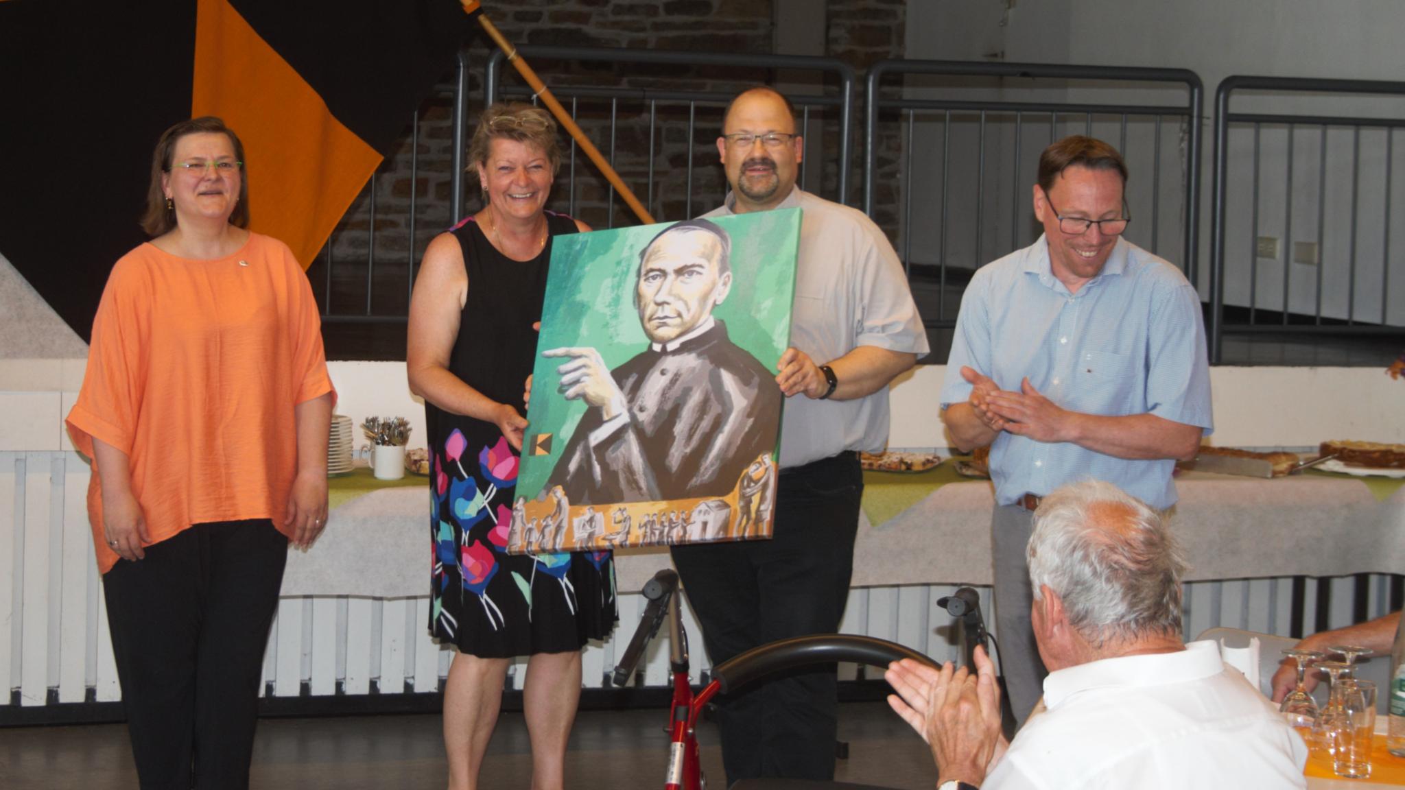 Bei der Geschenkübergabe (v. l.): Elke Grün, Elisabeth Meyer-Geisen, Präses René Unkelbach, Martin Busch