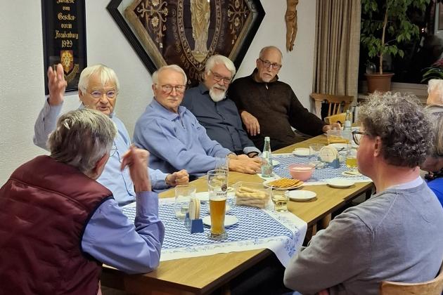 Mitglieder der Kolpingsfamilien sitzen zum gemütlichen Beisammensein am Tisch
