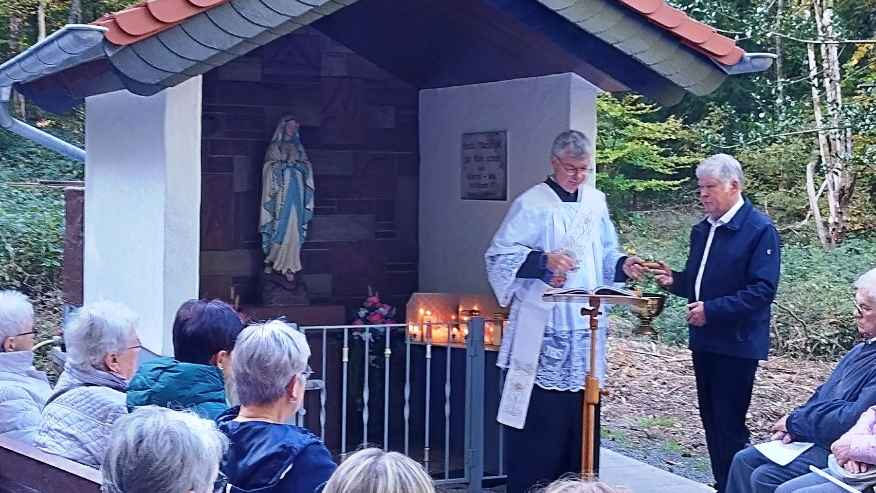 renovierte Kapelle in Humes mit Gottesdienst Besuchern und Pfarrer