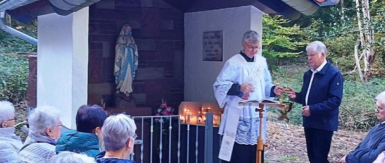 renovierte Kapelle in Humes mit Gottesdienst Besuchern und Pfarrer
