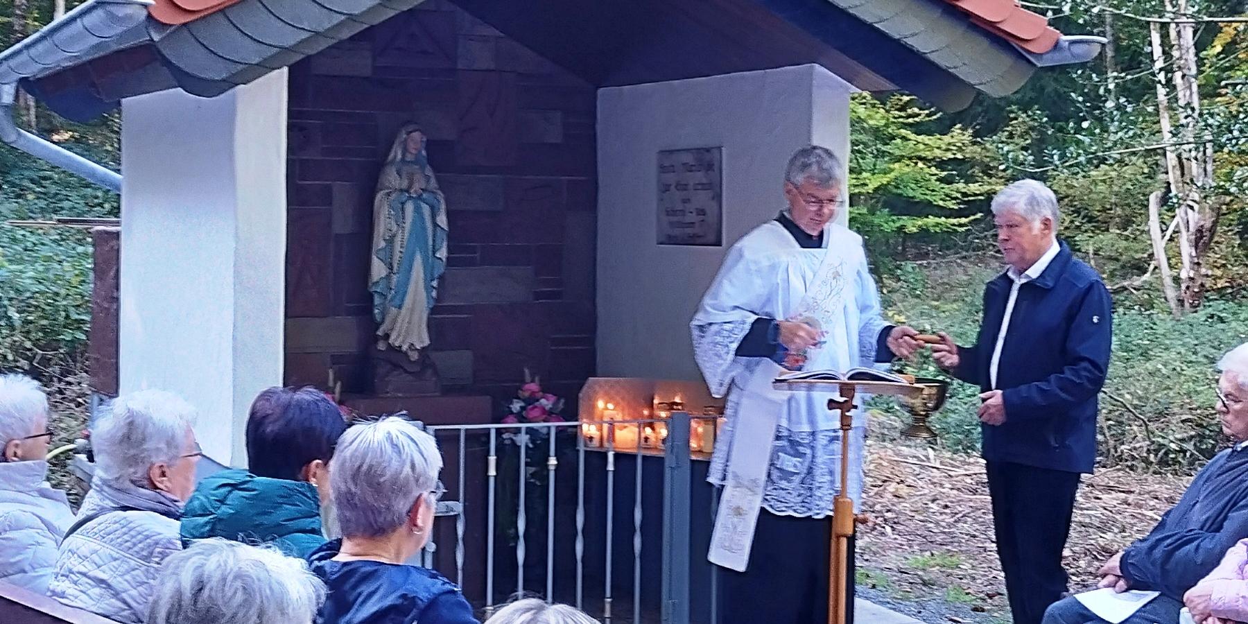 renovierte Kapelle in Humes mit Gottesdienst Besuchern und Pfarrer (c) Kolpingsfamilie Humes renovierte Kapelle in Humes mit Gottesdienst Besuchern und Pfarrer