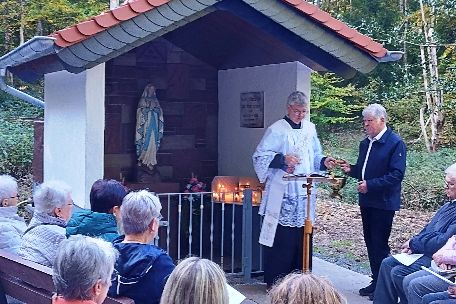 renovierte Kapelle in Humes mit Gottesdienst Besuchern und Pfarrer