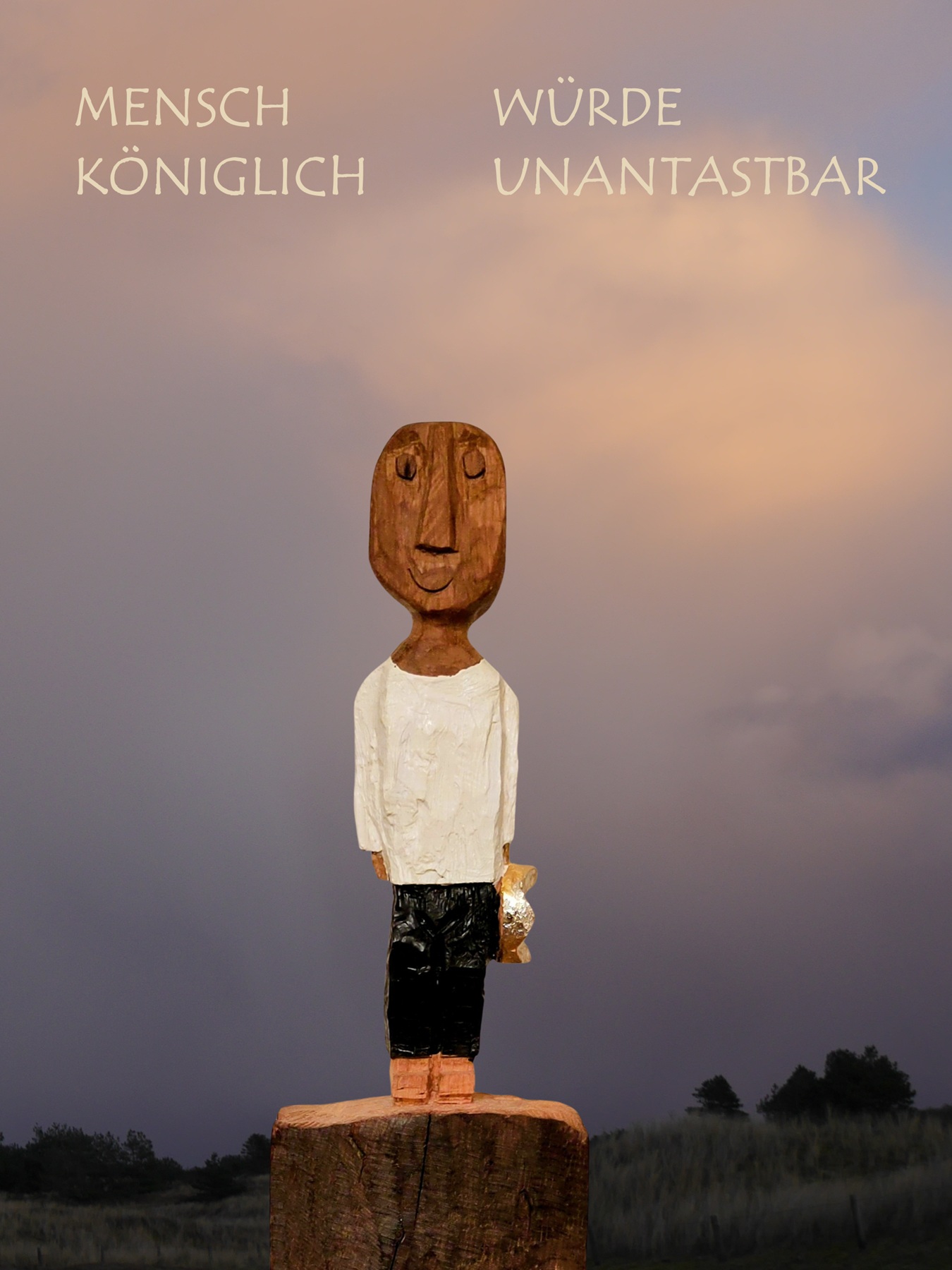 Vor einem von der Abendsonne erleuchteten Himmel steht eine Königsskulptur des Diakons und Holzbildhauers Ralf Knoblauch. Im Himmel stehen die Worte 'Mensch königlich - Würde unantastbar'. (c) Martina Wagner Vor einem von der Abendsonne erleuchteten Himmel steht eine Königsskulptur des Diakons und Holzbildhauers Ralf Knoblauch. Im Himmel stehen die Worte 'Mensch königlich - Würde unantastbar'.