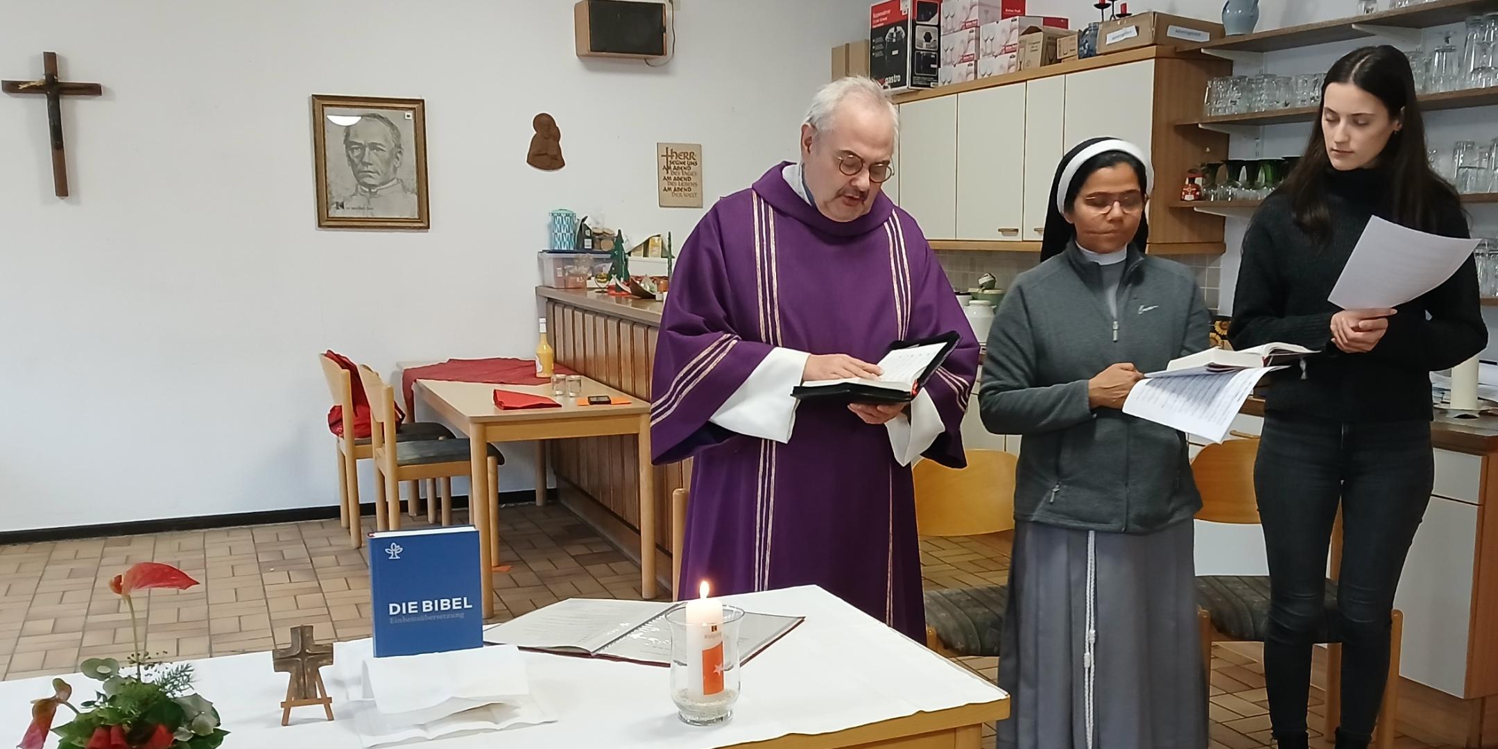 Schwester Jyothi, Diakon Michael Hommer und Lektorin Alexandra zelebrieren eine Wortgottesfeier