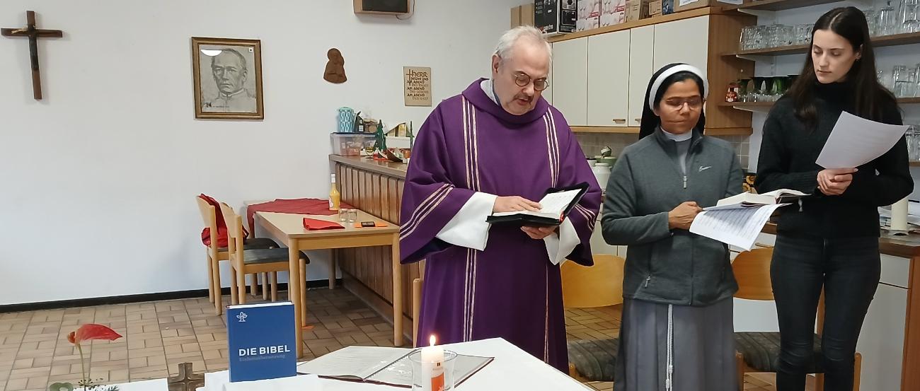 Schwester Jyothi, Diakon Michael Hommer und Lektorin Alexandra zelebrieren eine Wortgottesfeier