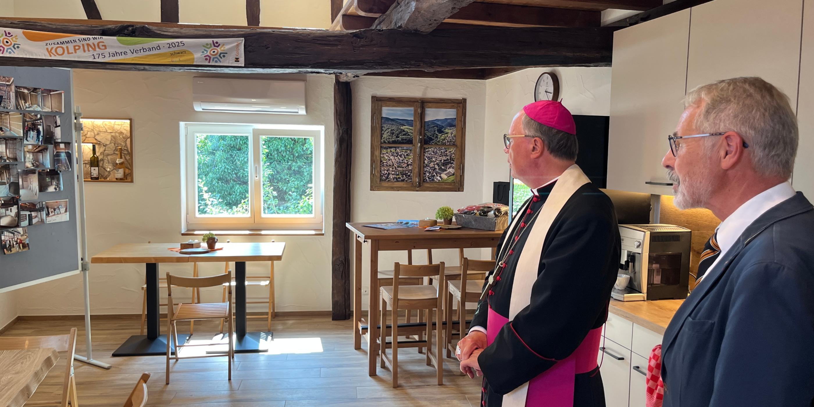 Der Trierer Bischof Stephan Ackermann (links) bekam nach der Segnung eine Führung durch die renovierten Räumlichkeiten der Kolpingsfamilie. (c) Julia Fröder, Bistum Trier Der Trierer Bischof Stephan Ackermann (links) bekam nach der Segnung eine Führung durch die renovierten Räumlichkeiten der Kolpingsfamilie.