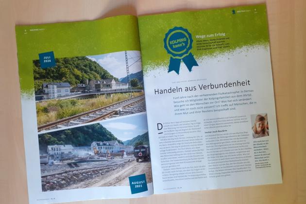 Das Kolpingmagazin liegt aufgeschlagen auf dem Tisch, der Artikel zum Ahrtal ist zu sehen.