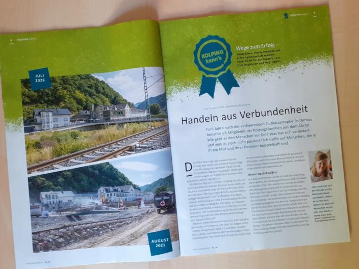 Das Kolpingmagazin liegt aufgeschlagen auf dem Tisch, der Artikel zum Ahrtal ist zu sehen.