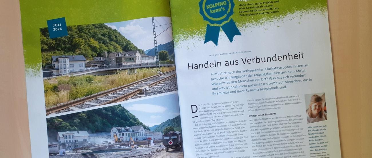 Das Kolpingmagazin liegt aufgeschlagen auf dem Tisch, der Artikel zum Ahrtal ist zu sehen.