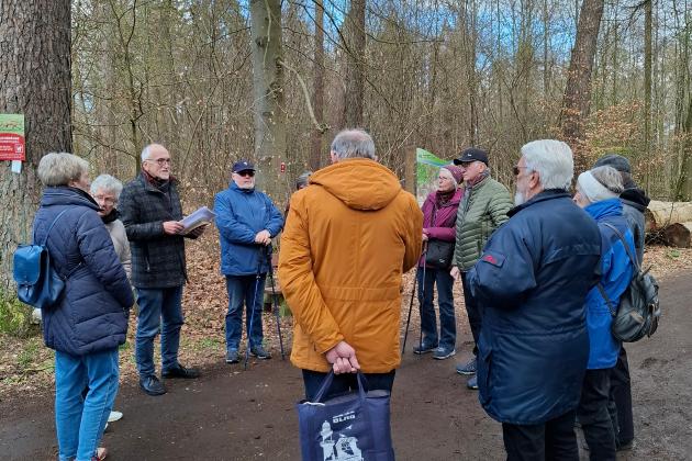 Mitglieder der Kolpingsfamilie Engers hören im Wald einen geistlichen Impuls