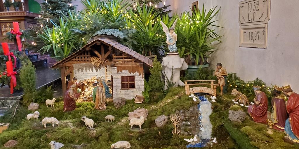 Krippe in einer Kirche mit Moos und Pflanzen