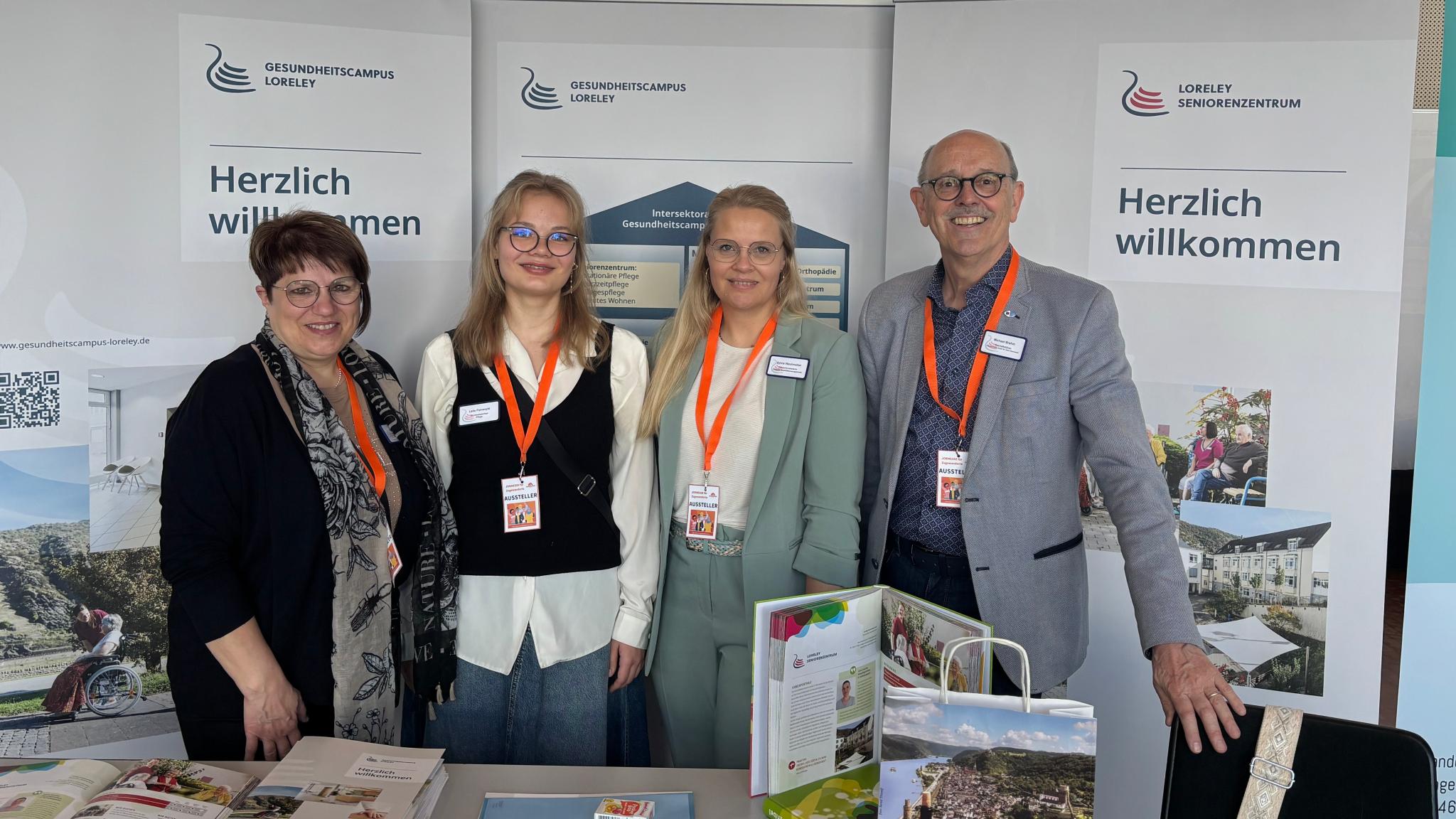 Leila Petronyte (2. von links) und Michael Brahm (4. von links) mit Kolleginnen des Seniorenzentrums am Stand bei der Jobmesse