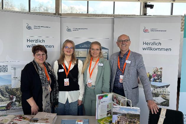 Leila Petronyte (2. von links) und Michael Brahm (4. von links) mit Kolleginnen des Seniorenzentrums am Stand bei der Jobmesse