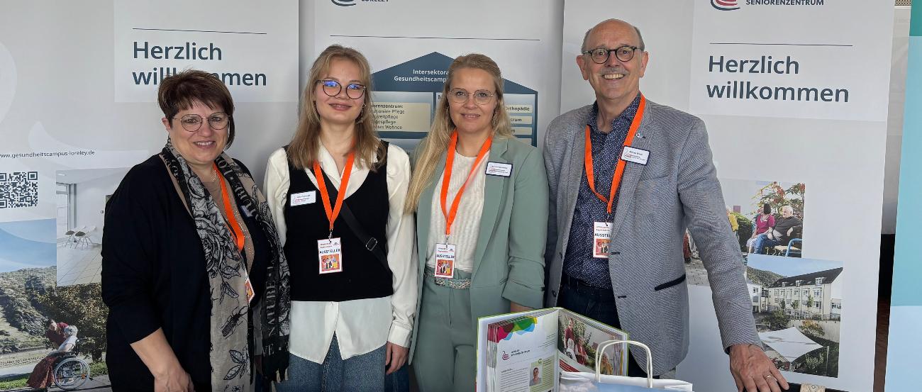Leila Petronyte (2. von links) und Michael Brahm (4. von links) mit Kolleginnen des Seniorenzentrums am Stand bei der Jobmesse