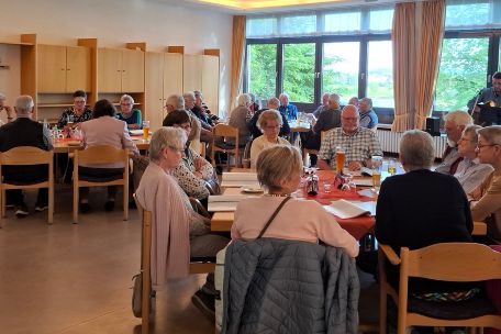 Mitglieder der Kolpingsfamilie Engers singen, im Hintergrund Gitarrenspieler