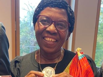 Portrait von Dancille Mujawamariya mit der Kardinal-Frings-Medaille