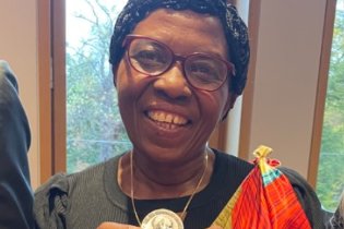 Portrait von Dancille Mujawamariya mit der Kardinal-Frings-Medaille