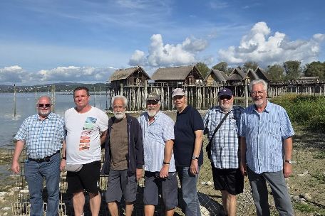 Kegeltruppe Engers - 7 Männer stehen nebeneinander vor Häusern auf Stelzen am Bodensee