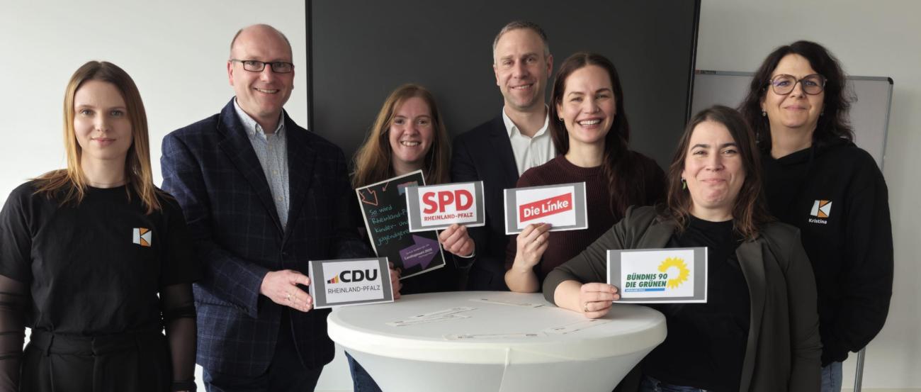 Politiker*innen und Linda Backes und Kristina Arens von der Kolpingjugend Trier