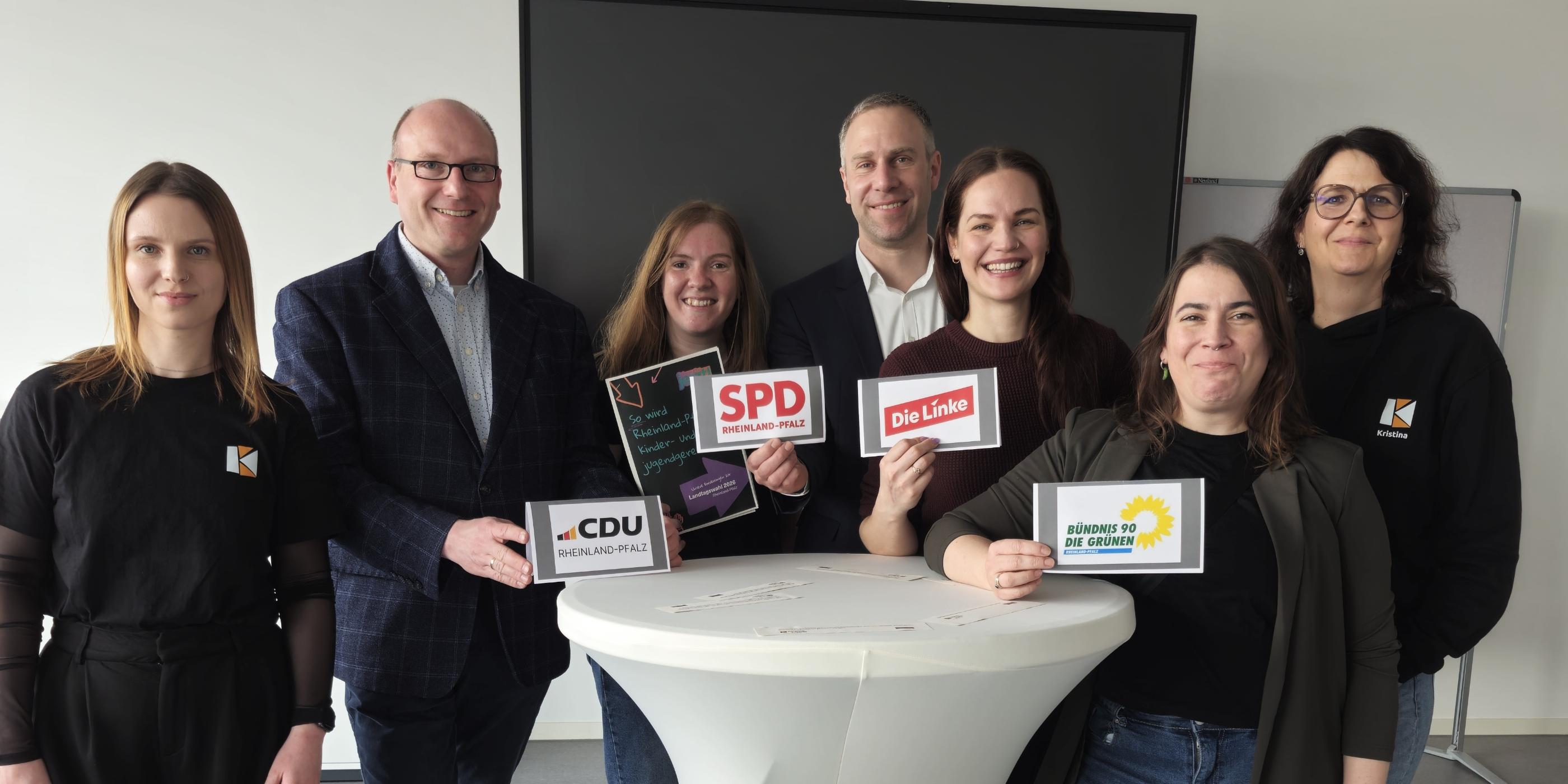 Politiker*innen und Linda Backes und Kristina Arens von der Kolpingjugend Trier