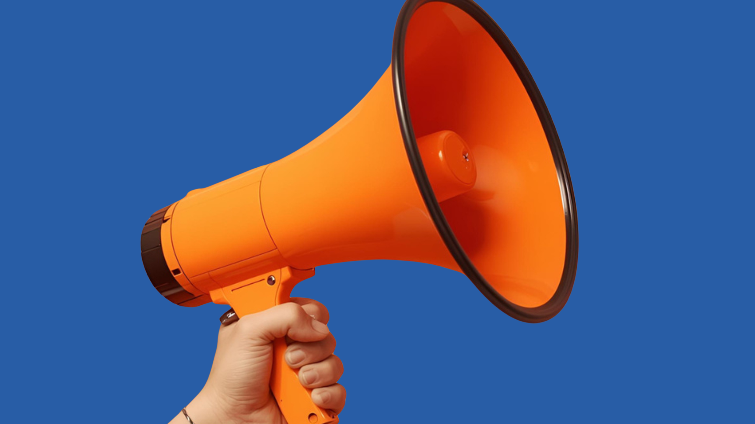 Hand, die ein oranges Megaphon hält vor dunkelblauem Hintergrund