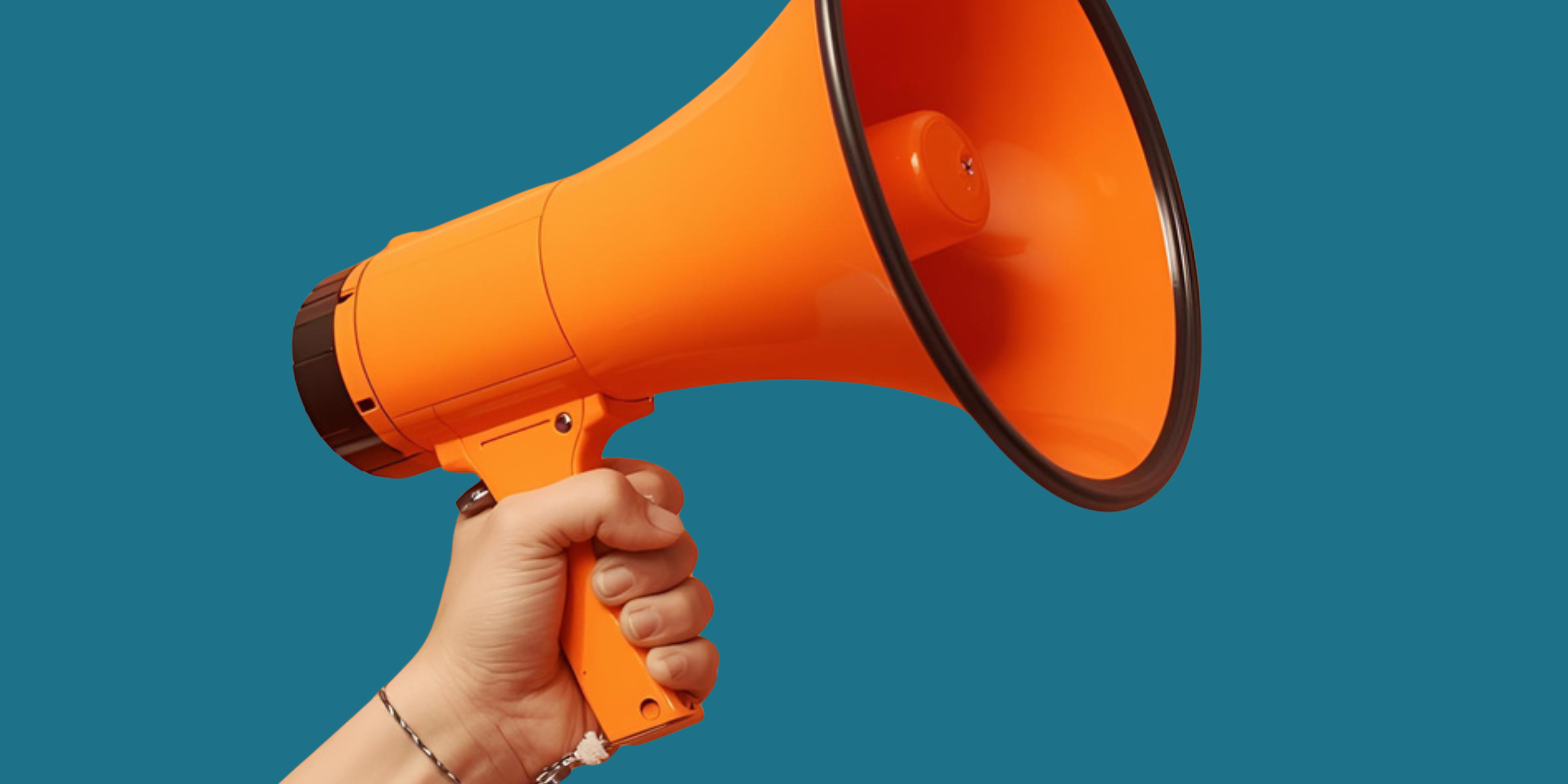 Hand, die ein oranges Megaphon hält vor smaragdgrünem Hintergrund