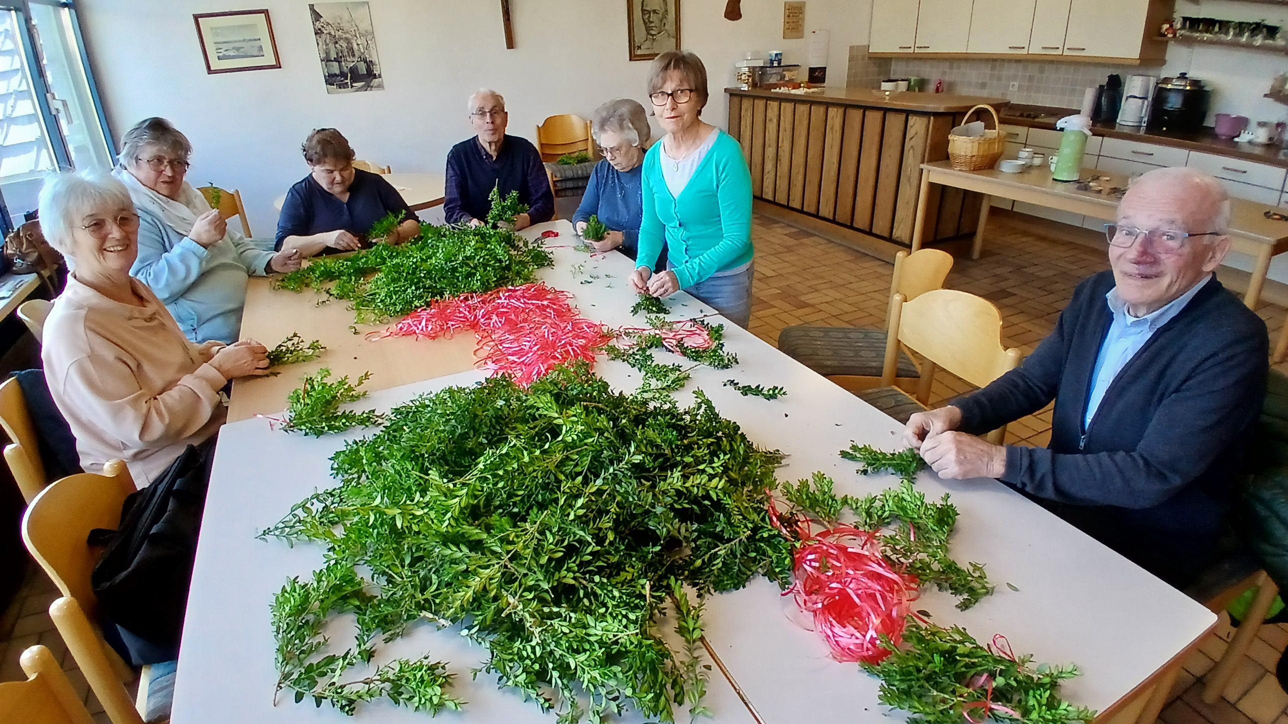 Fleissige Helfer binden Palmsträuße in Neuwied
