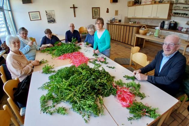 Fleissige Helfer binden Palmsträuße in Neuwied