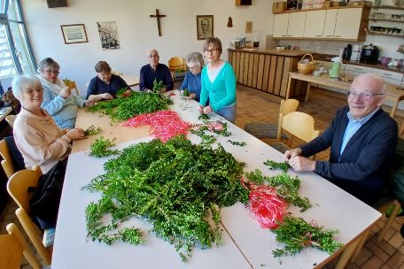 Fleissige Helfer binden Palmsträuße in Neuwied