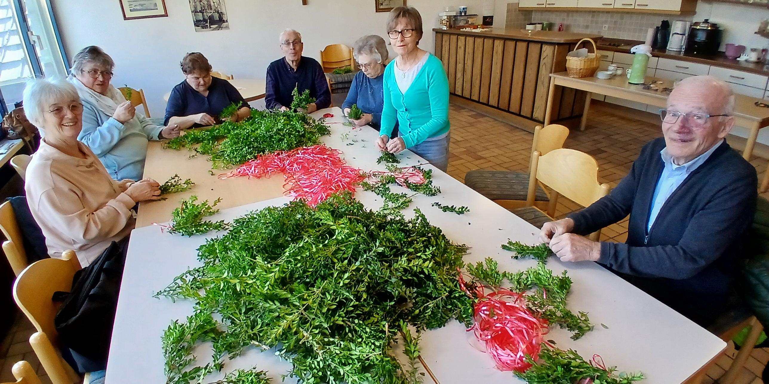Fleissige Helfer binden Palmsträuße in Neuwied