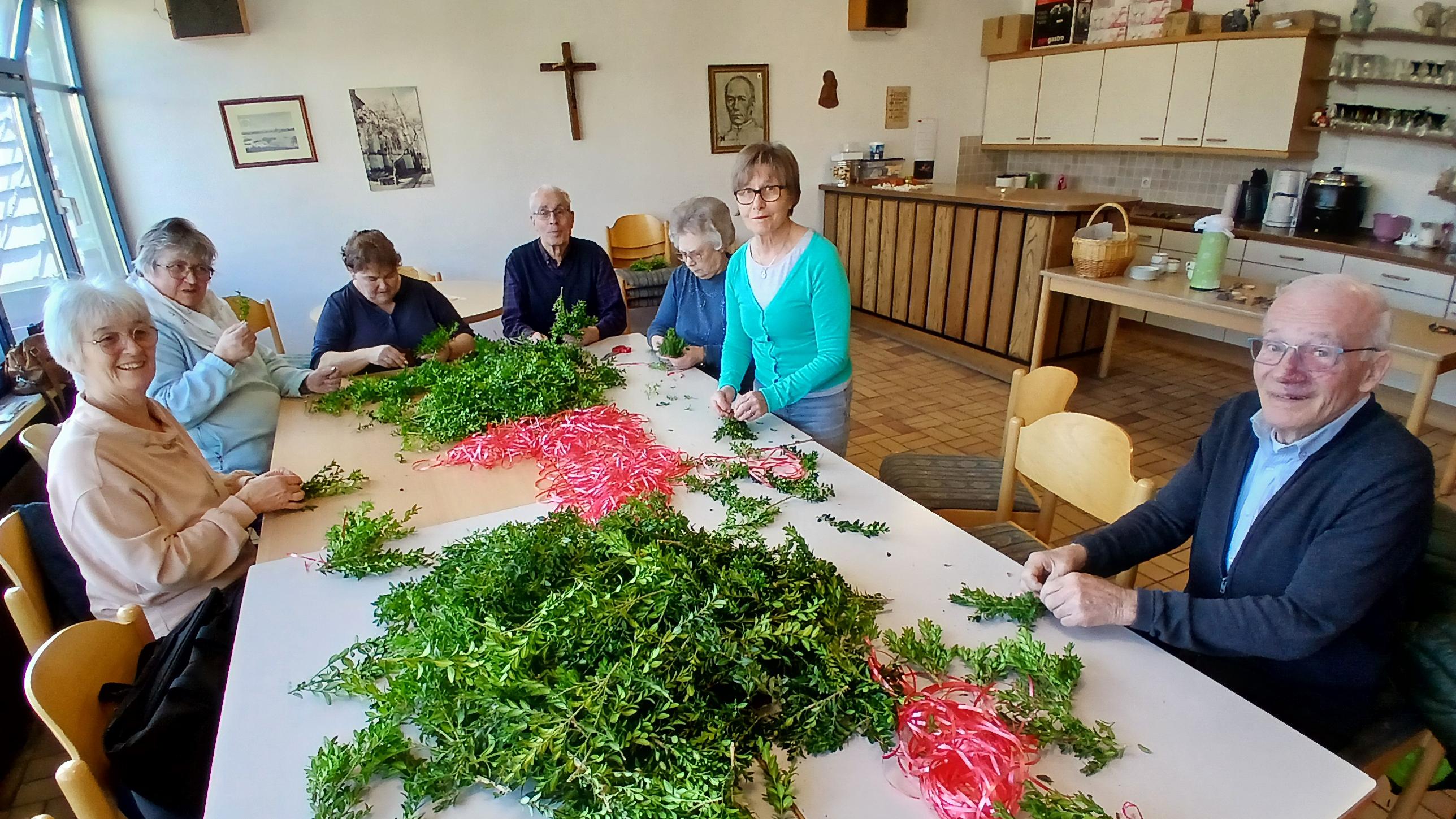 Fleissige Helfer binden Palmsträuße in Neuwied