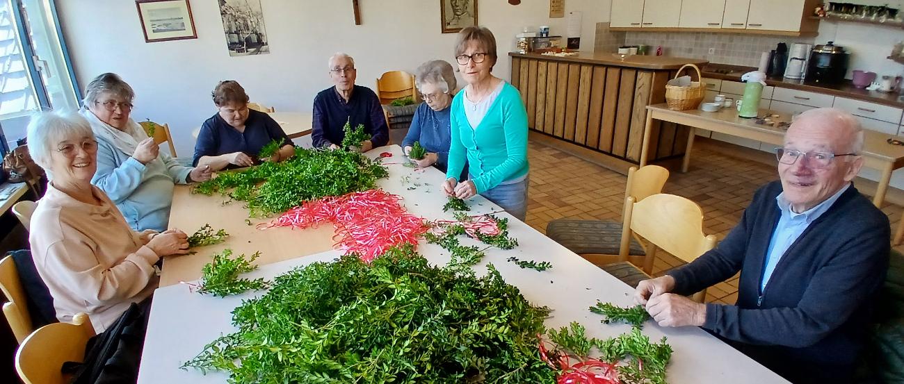 Fleissige Helfer binden Palmsträuße in Neuwied