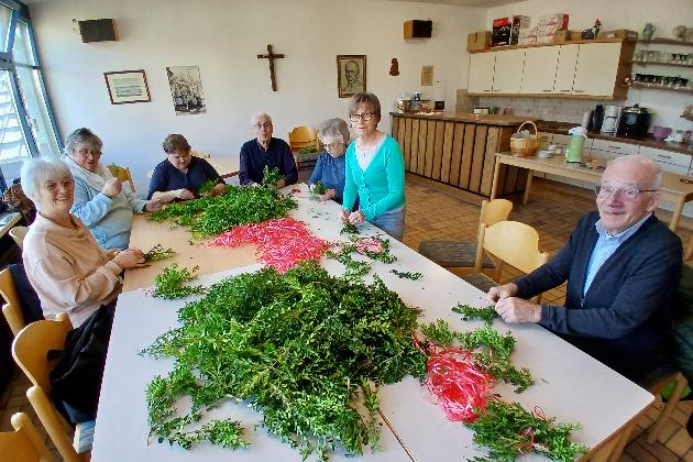 Fleissige Helfer binden Palmsträuße in Neuwied