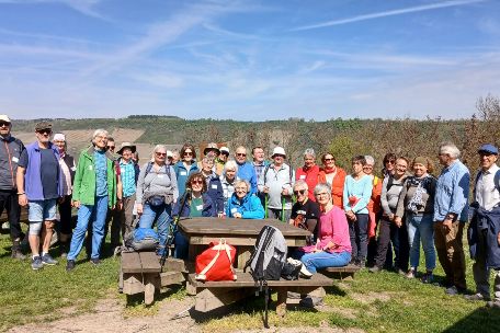 30-köpfige Pilgergruppe vor einer Bank mit strahlend blauem Himmel