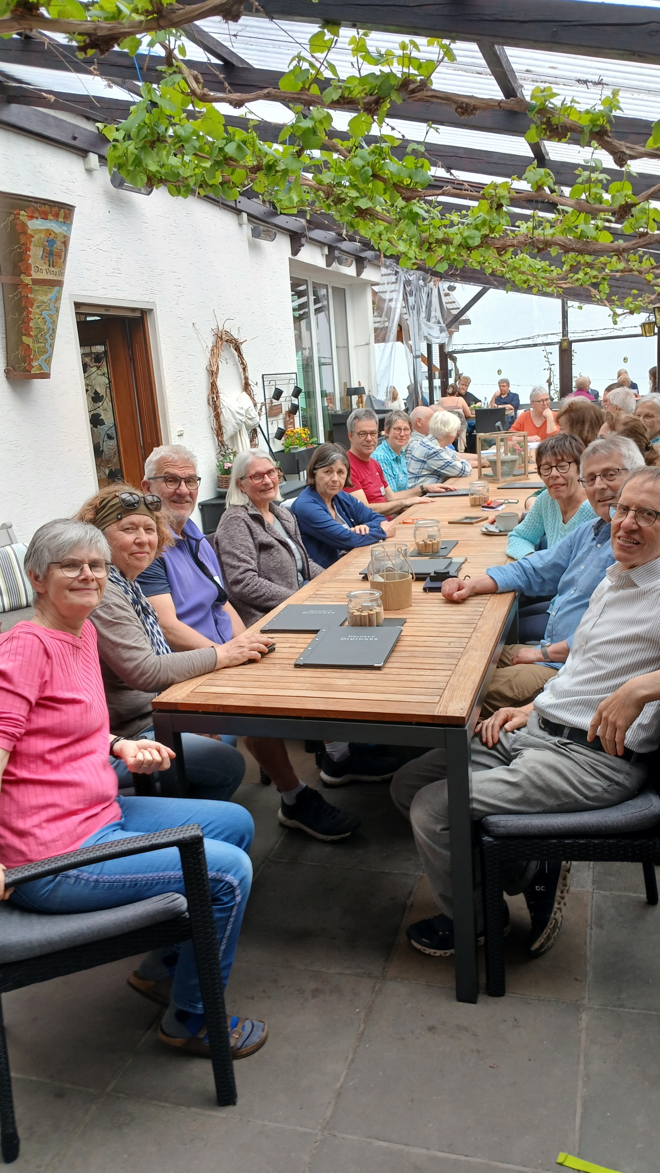 Pilgergruppe sitzend beim Mittagessen