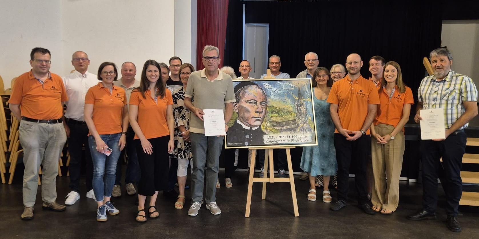 Menschen stehen links und rechts von einem Kolping-Bild, zwei Mitglieder werden für langjährige Mitgliedschaft ausgezeichnet (c) Andreas Kossmann Menschen stehen links und rechts von einem Kolping-Bild, zwei Mitglieder werden für langjährige Mitgliedschaft ausgezeichnet