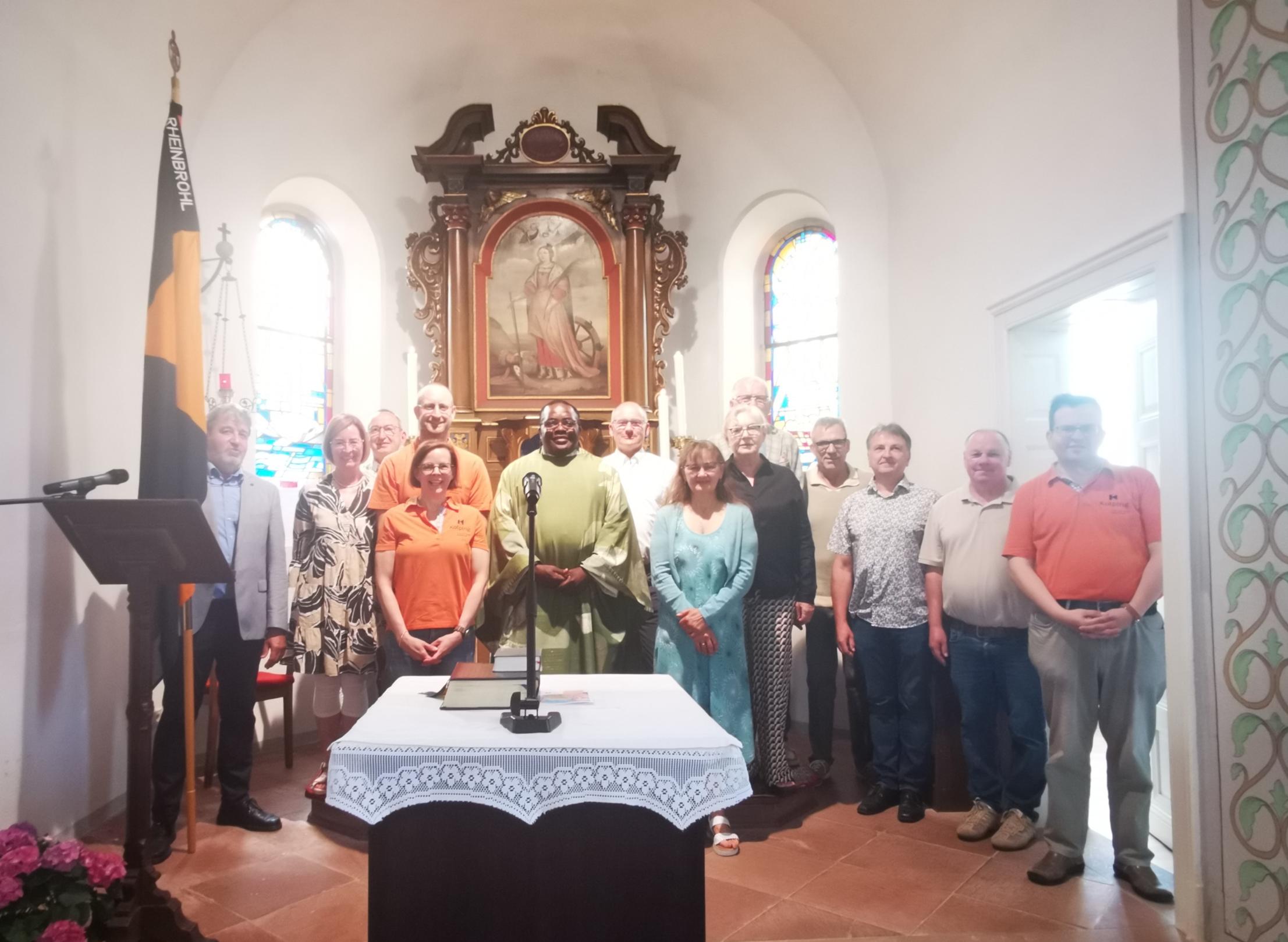 Mitglieder der Kolpingsfamilie Rheinbrohl sowie Zelebrant stehen um Altar (c) Andreas Kossmann Mitglieder der Kolpingsfamilie Rheinbrohl sowie Zelebrant stehen um Altar