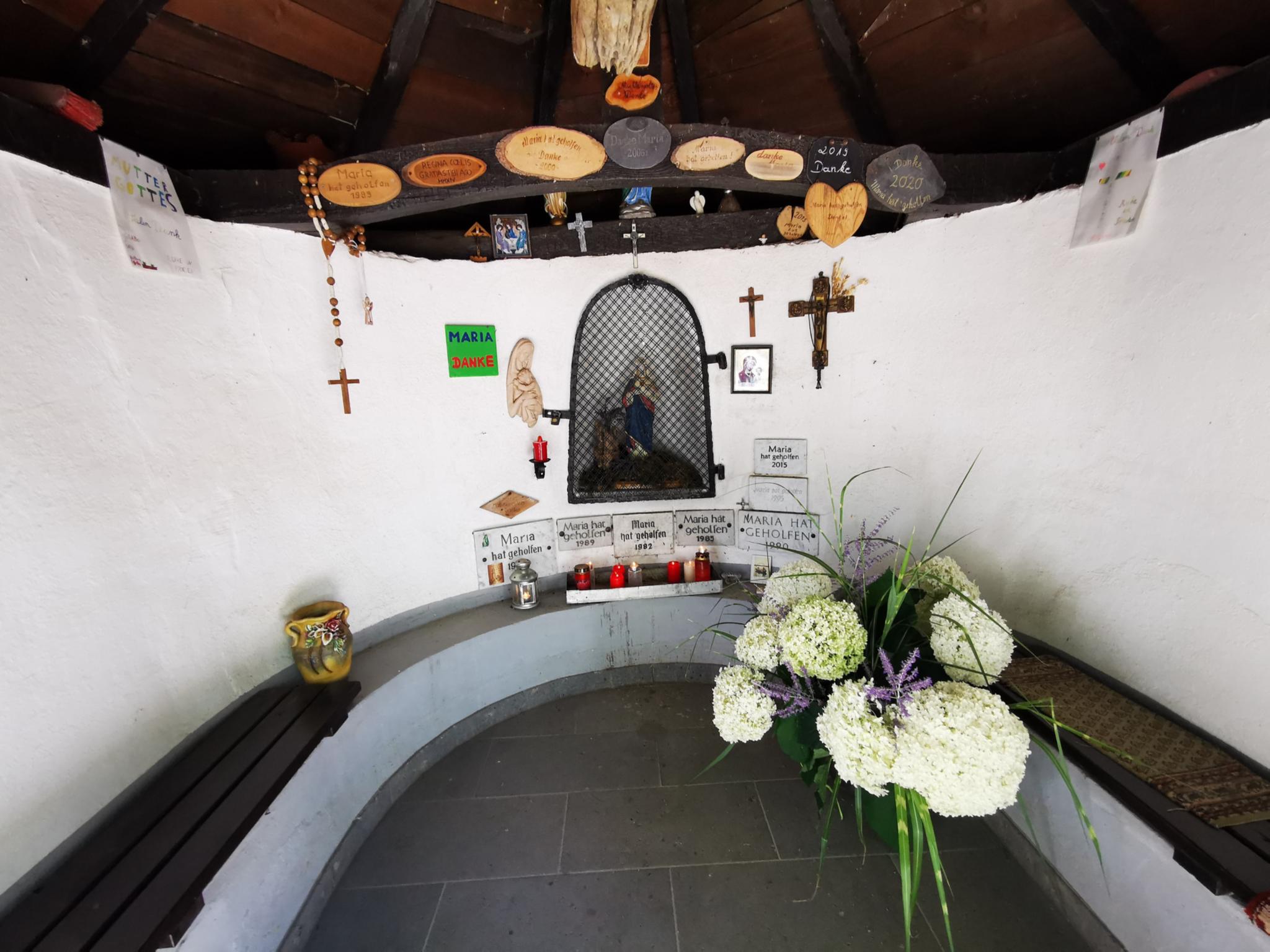 Innenansicht eines überdachten Gebetsraums in Apsisform mit Votivtafeln zum Dank an die Muttergottes (c) Andreas Kossmann Innenansicht eines überdachten Gebetsraums in Apsisform mit Votivtafeln zum Dank an die Muttergottes