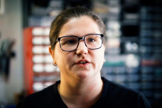 Bild einer jungen Frau in ihrer Werkstatt