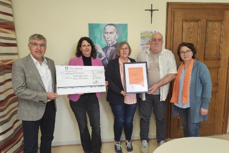 Mitglieder der Kolpingsfamilie Konz-Karthaus nehmen den Scheck im Diözesanbüro entgegen