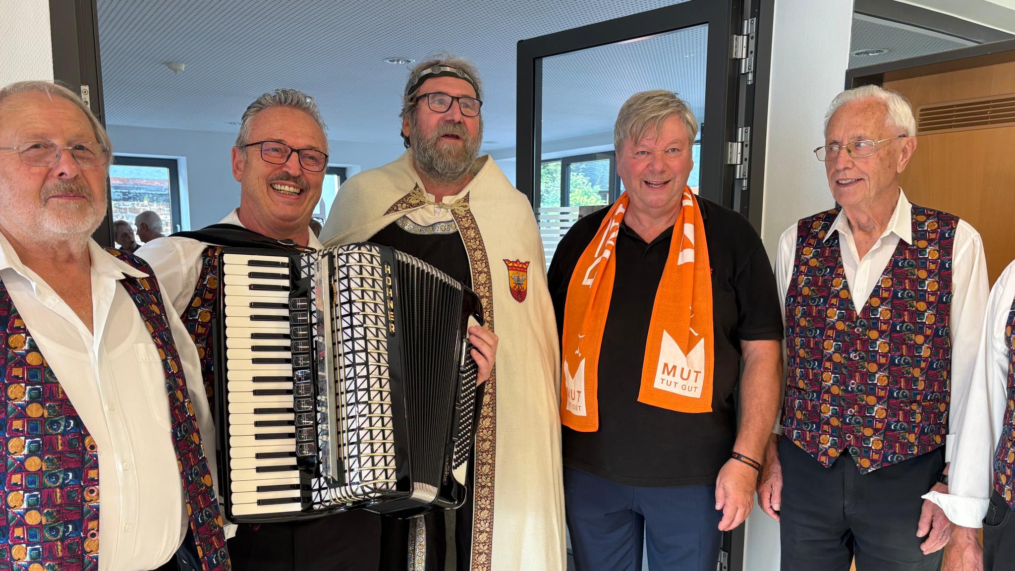 Fünf fröhliche Männer der Kolpingsfamilie Sinzig, davon einer mit Akkordeon