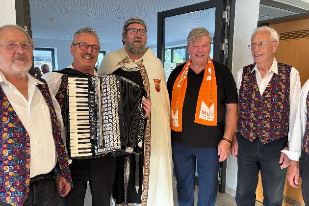 Fünf fröhliche Männer der Kolpingsfamilie Sinzig, davon einer mit Akkordeon