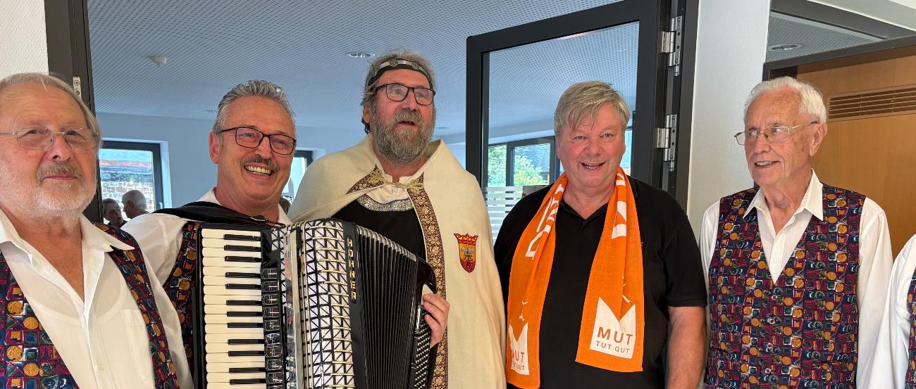 Fünf fröhliche Männer der Kolpingsfamilie Sinzig, davon einer mit Akkordeon