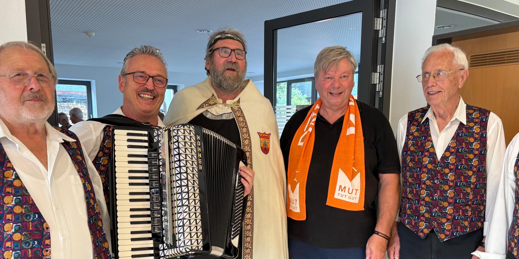 Fünf fröhliche Männer der Kolpingsfamilie Sinzig, davon einer mit Akkordeon (c) Kolpingsfamilie Sinzig Fünf fröhliche Männer der Kolpingsfamilie Sinzig, davon einer mit Akkordeon