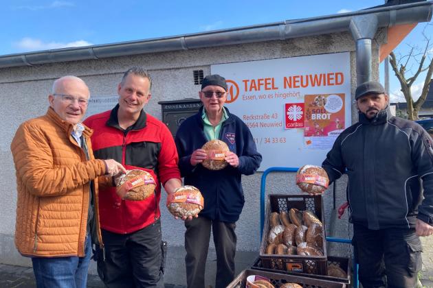 Kolpingvorsitzenden Werner Hammes, Markus Oehlschläger, ehrenamtlicher Koordinator des Caritas-Tafelangebots vor Ort mit Teamkollegen.