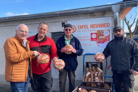 Kolpingvorsitzenden Werner Hammes, Markus Oehlschläger, ehrenamtlicher Koordinator des Caritas-Tafelangebots vor Ort mit Teamkollegen.